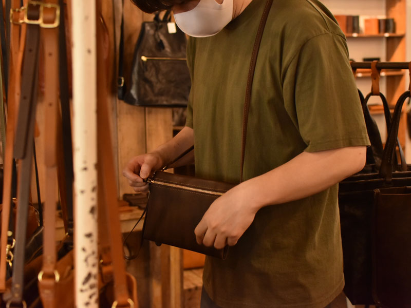 Organ店内を物色する野元6