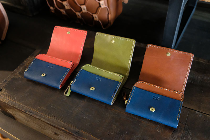 大阪店ネイビーの財布たち オープン