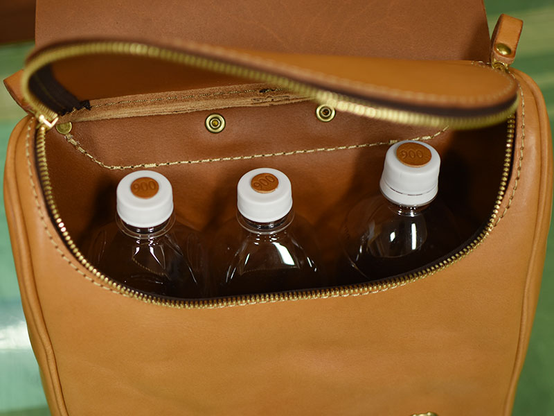 クラシカルバックパック(R-23)Mサイズのキャメルへの収納2