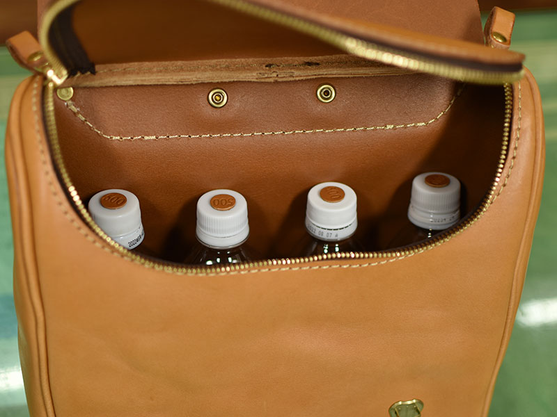 クラシカルバックパック(R-23)Mサイズのキャメルへの収納1