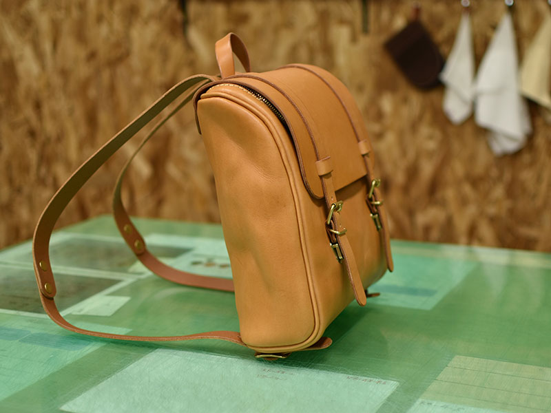 クラシカルバックパック(R-23)Mサイズのキャメルの横