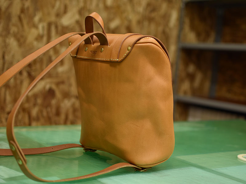 クラシカルバックパック(R-23)Mサイズのキャメルの後