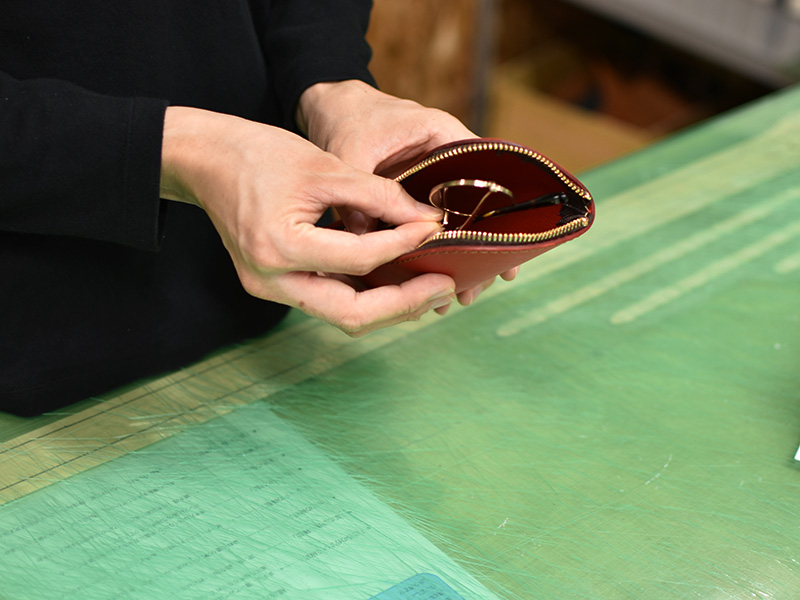 スタンドペンケース・縦型(KP-4)にメガネを入れている所2