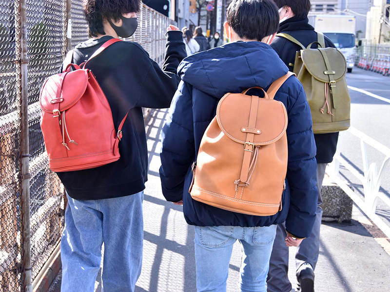 1本ベルトリュック(R-5)レッド、キャメル、グリーン着用の様子