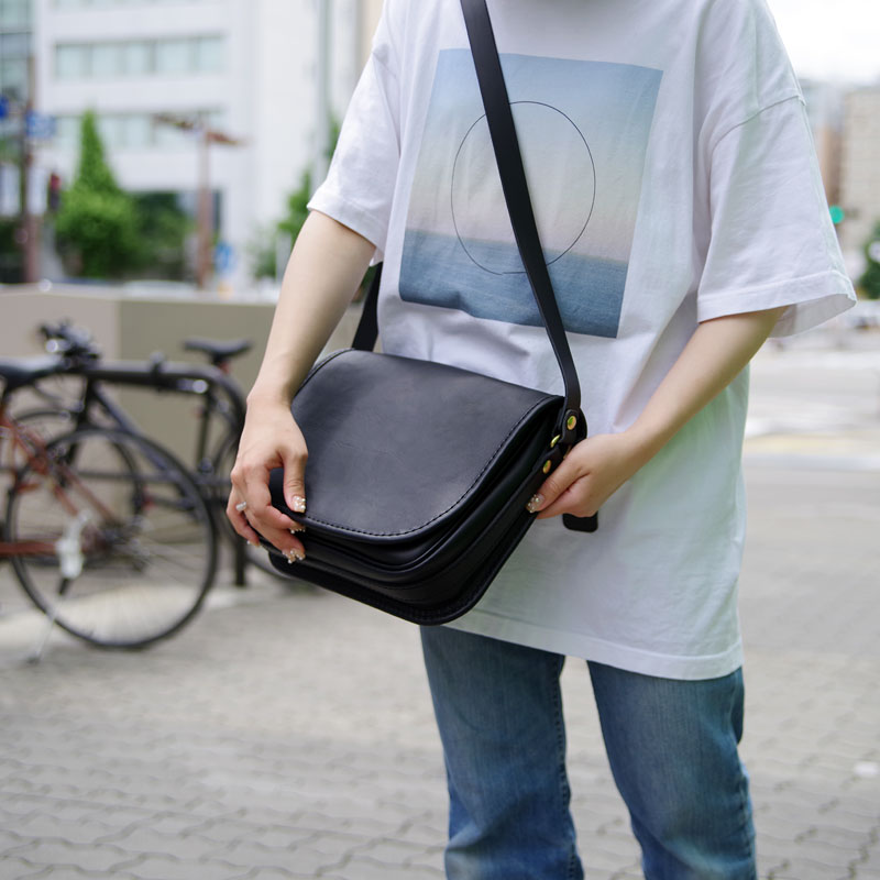 総かぶせショルダーバッグ(AI-2313) レディース使用イメージ