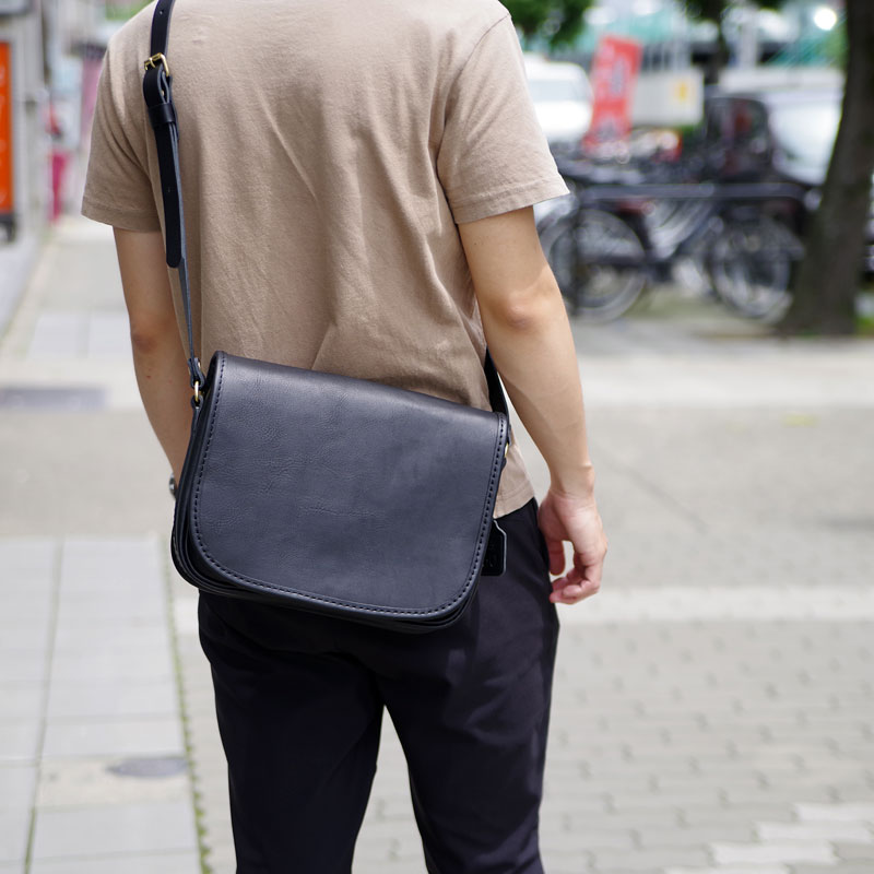 総かぶせショルダーバッグ(AI-2313) メンズ着用