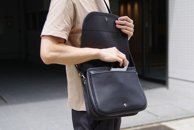 総かぶせショルダーバッグ(AI-2313) メンズポケット取り出し