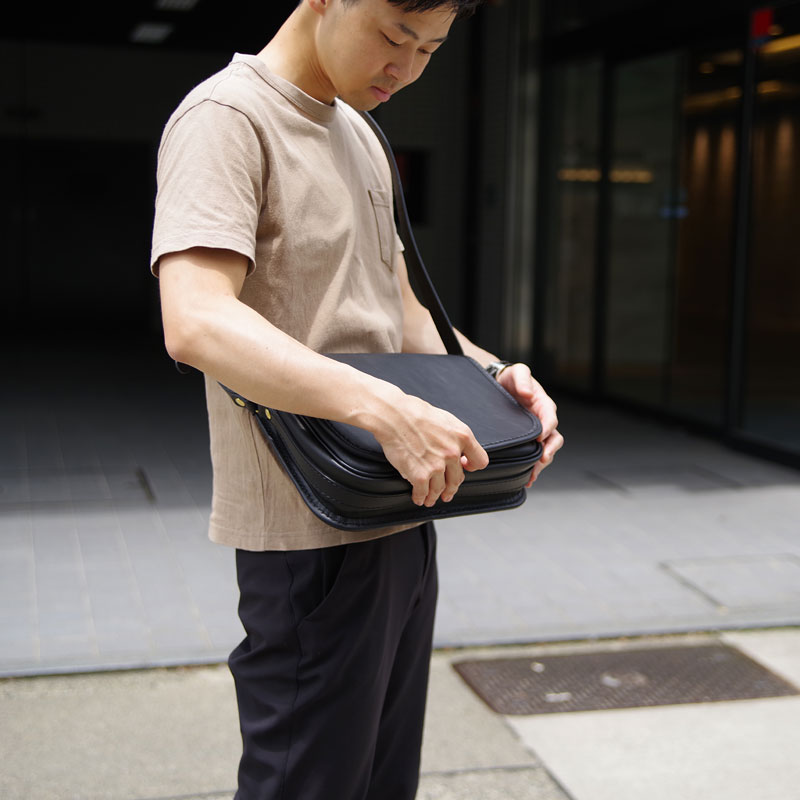 総かぶせショルダーバッグ(AI-2313) メンズ使用イメージ