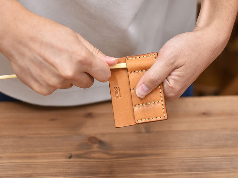 カード型のキーケース・4連(AI-2309)をぐりぐり3