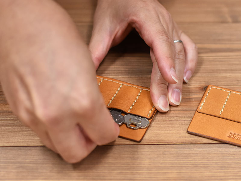 カード型のキーケース・4連(AI-2309)鍵を差す