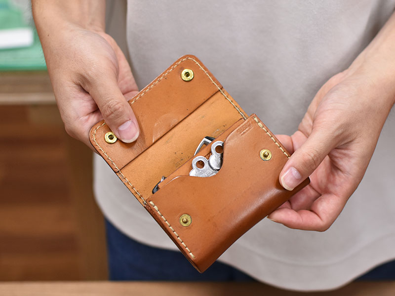 カード型のキーケース・4連(AI-2309)を収納2