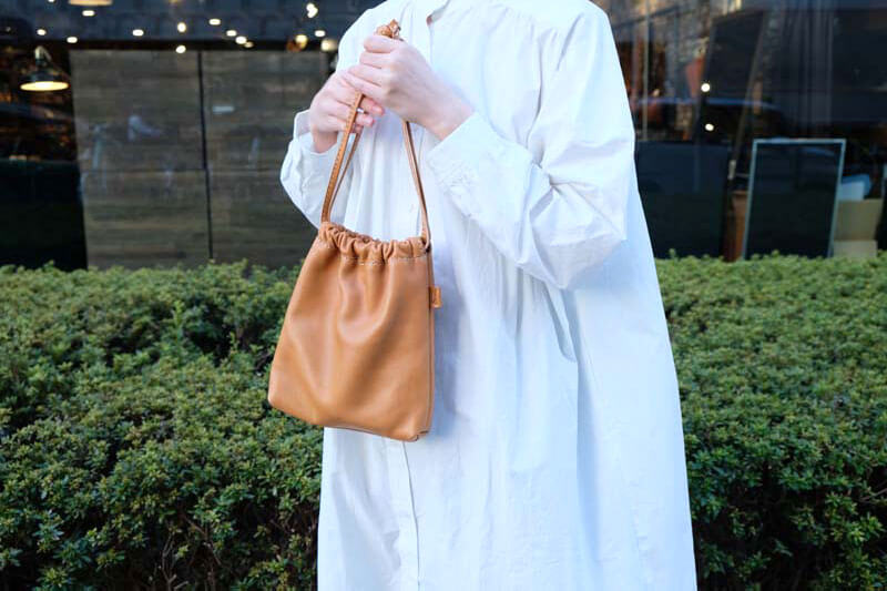 巾着風ポーチ(AI-2345) 着用例2