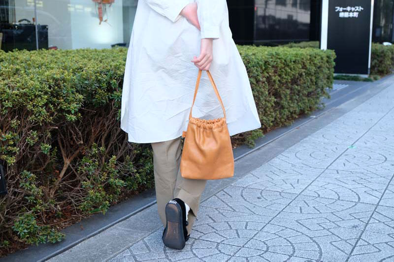 巾着風ポーチ(AI-2345) 着用例