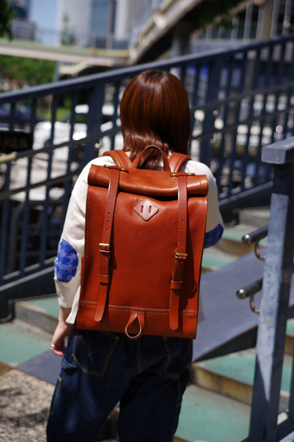 ロールトップバックパック(R-19) レディース着用4