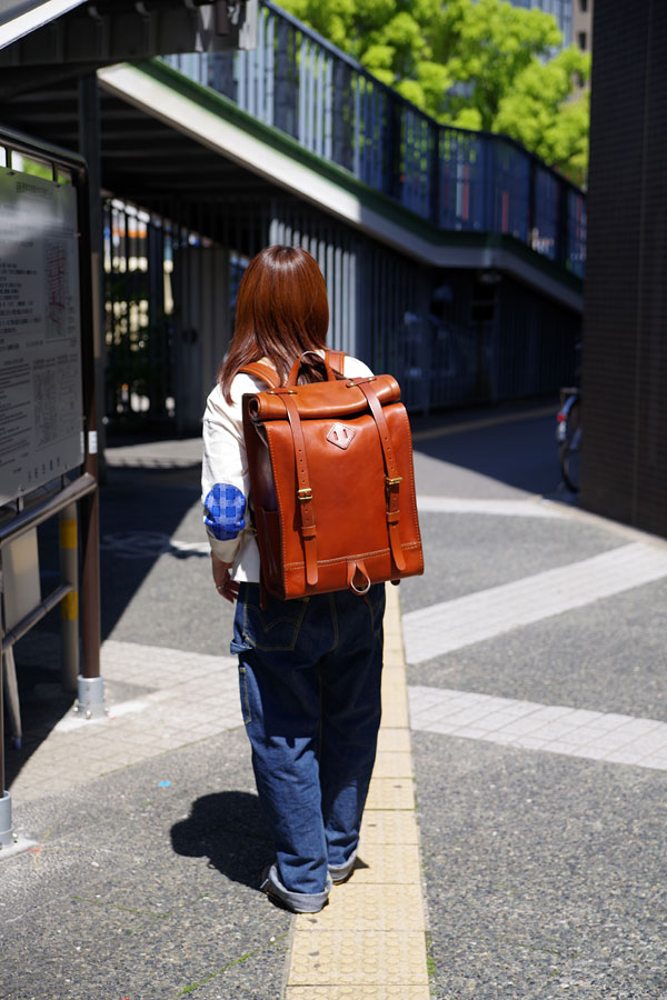 ロールトップバックパック(R-19) レディース着用2