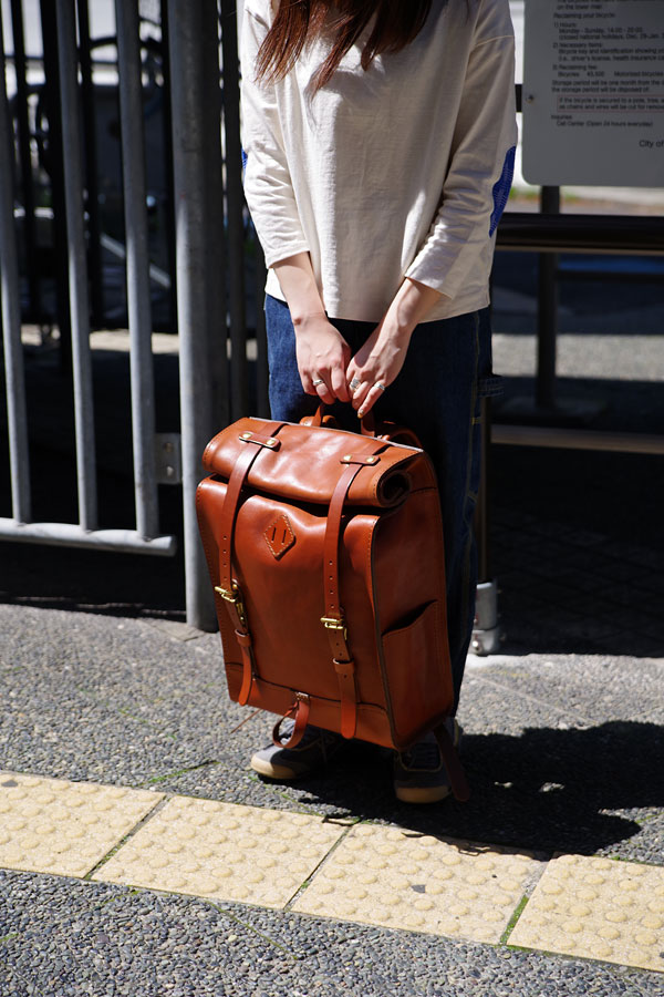 ロールトップバックパック(R-19) レディース着用3