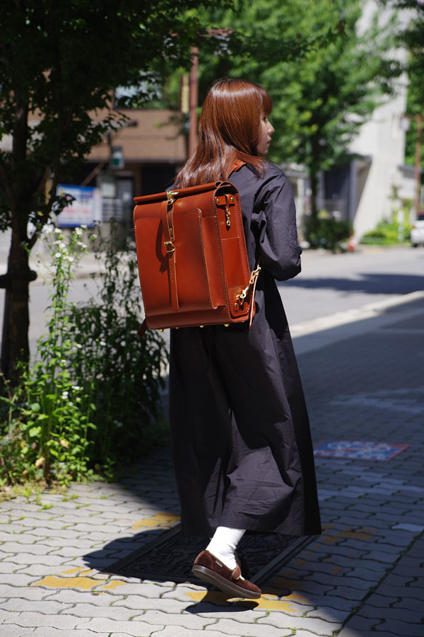 一本ベルトバレルリュック(R-26) レディース着用