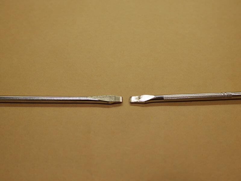 左がドライバーから切り出した自作の目打ち