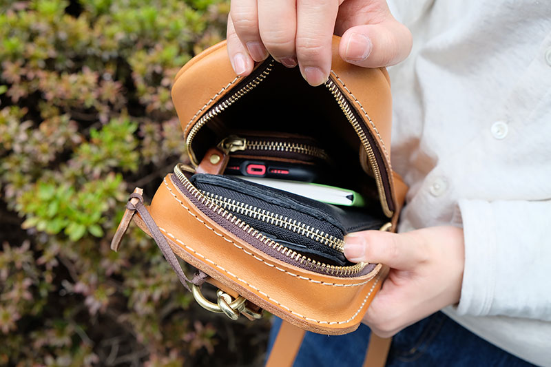 タテ型2wayボディバッグ(F-103)　収納例