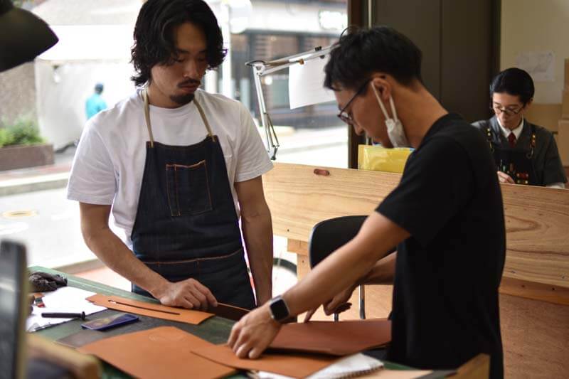 博多の制作風景_先輩と後輩