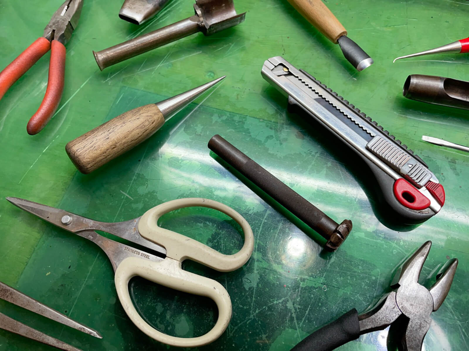 鞄の制作過程で使われる道具たち