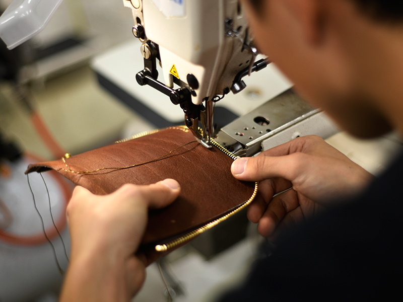 Lionウォレット(TN-105)の製作(ファスナーの縫い付け)