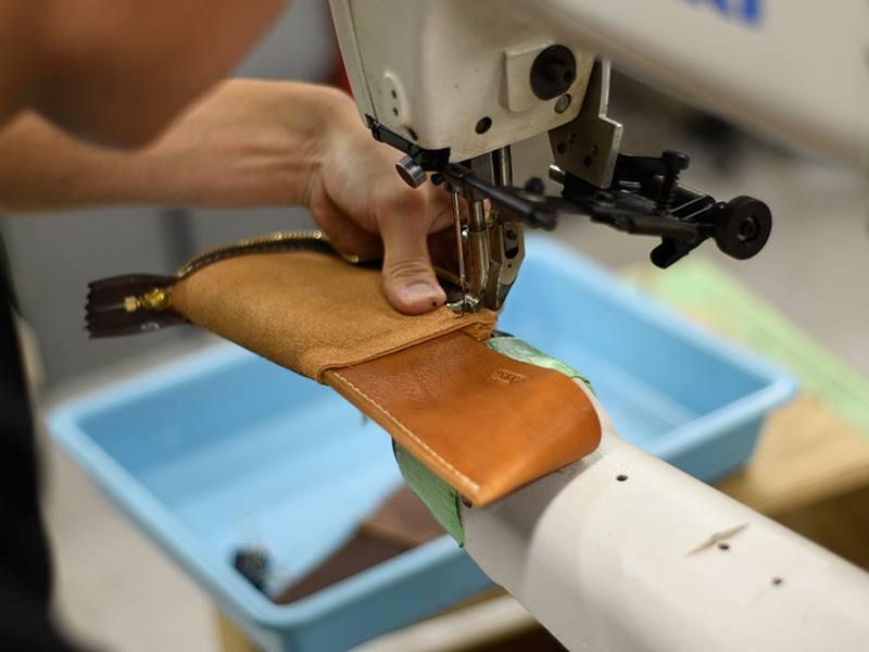 Lionウォレット(TN-105)の製作(仕切り兼小銭入れの縫い付け)