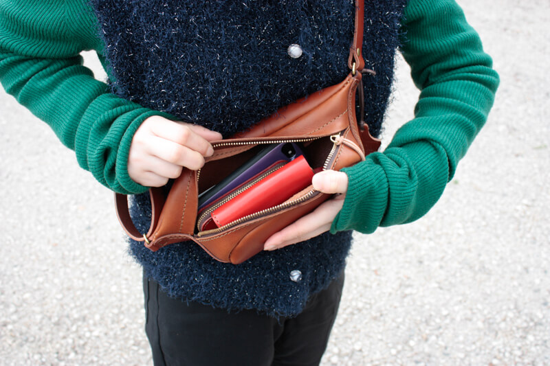 お財布とスマホ＋αピッタリ収まるサイズ感