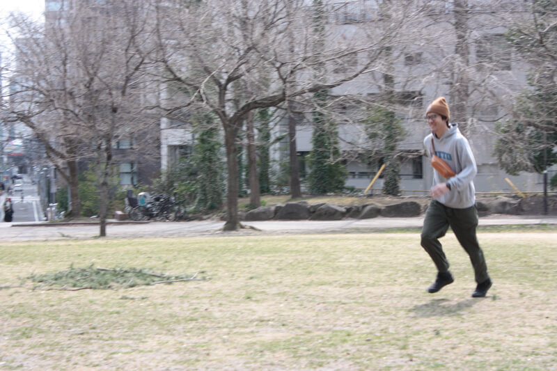 前に抱えて走っても邪魔になりません