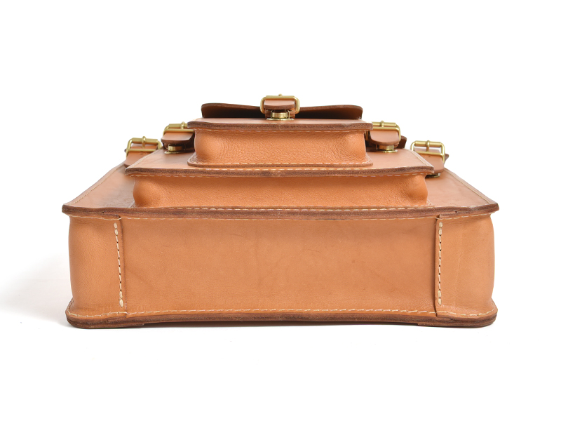 三つのかぶせと五本ベルトのリュック(SND12-04) 底面