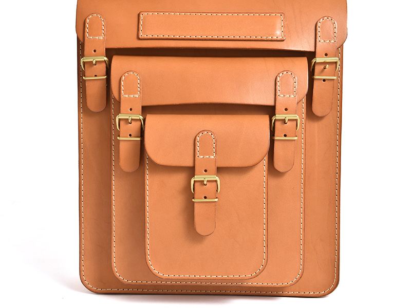 三つのかぶせと五本ベルトのリュック(SND12-04) ポケット部