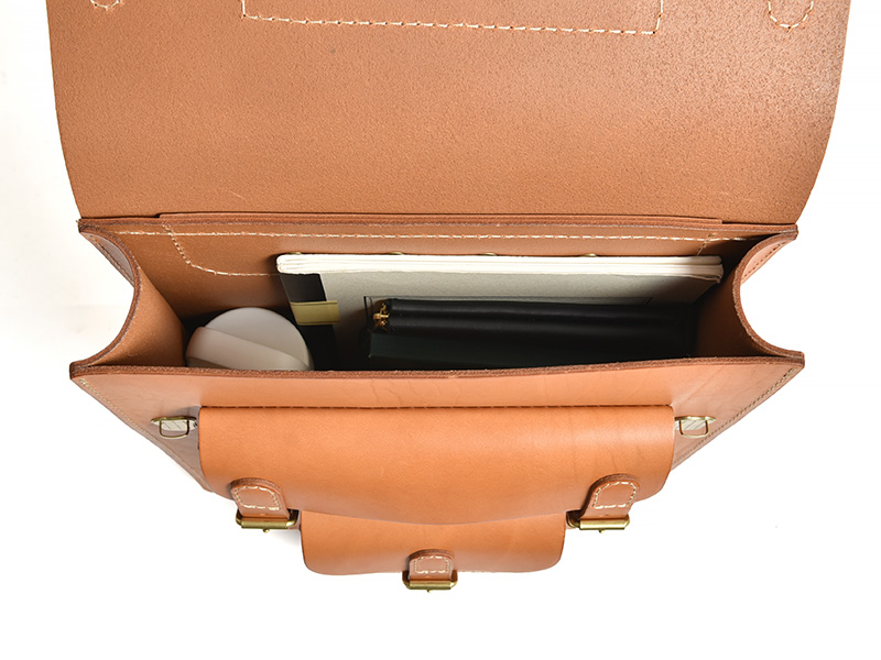 三つのかぶせと五本ベルトのリュック(SND12-04) 本体収納