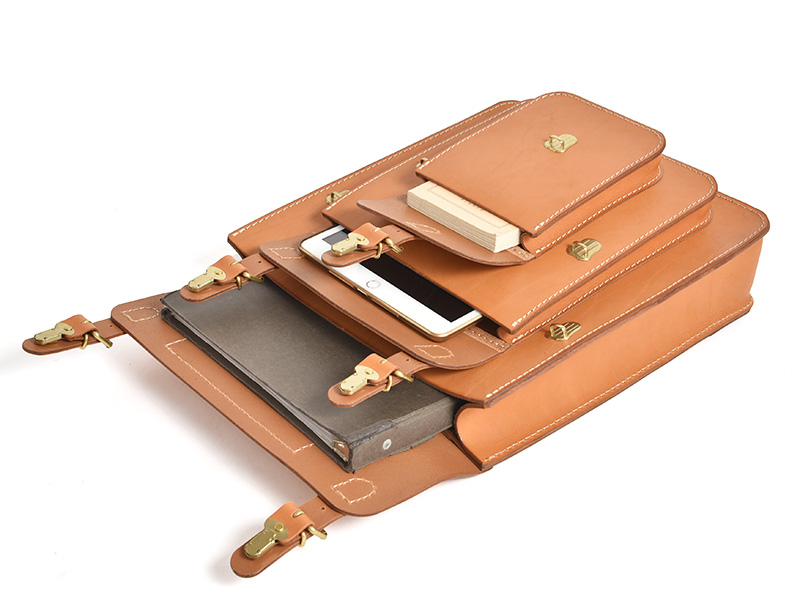 三つのかぶせと五本ベルトのリュック(SND12-04) 収納イメージ