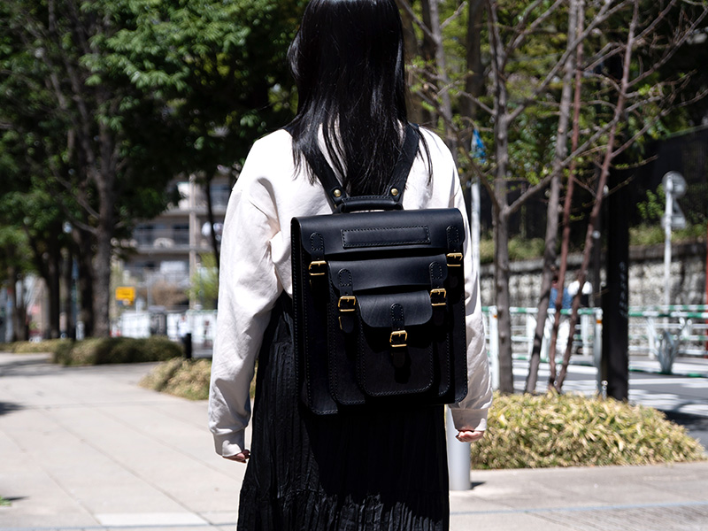 三つのかぶせと五本ベルトのリュック(SND12-04) レディース着用