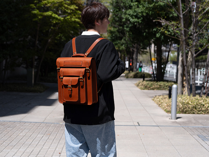 三つのかぶせと五本ベルトのリュック(SND12-04) メンズ着用
