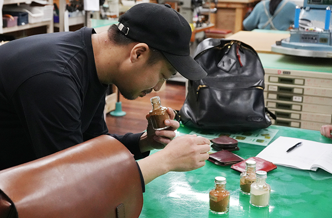 タンニン剤を確認する西川