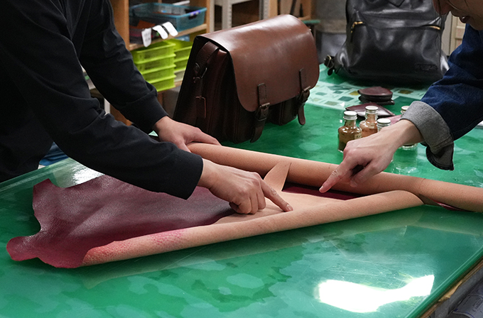 豚革を見る西川と斎藤