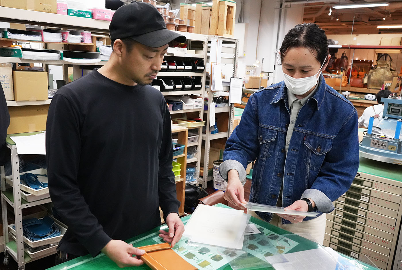 西川に革の額縁を依頼する斎藤