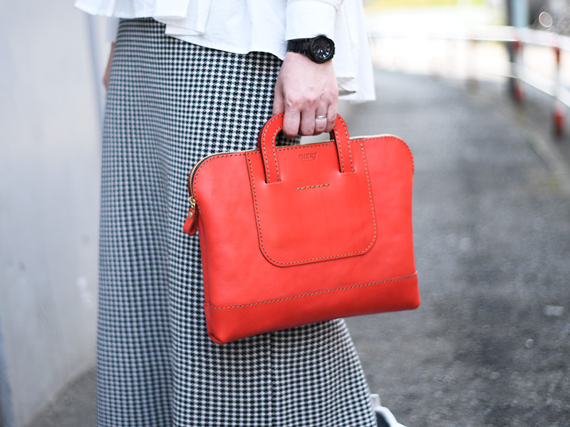 カジュアルバッグ(SND12-02)レッド着用下川3