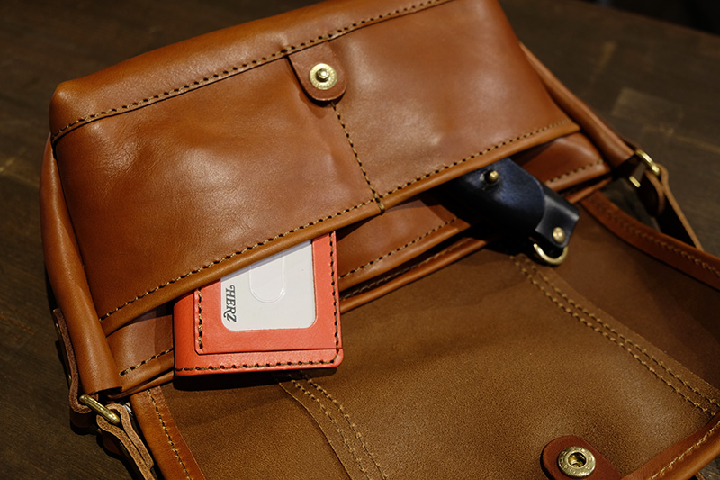 メッセンジャーバッグ(CM-100-S) 収納例