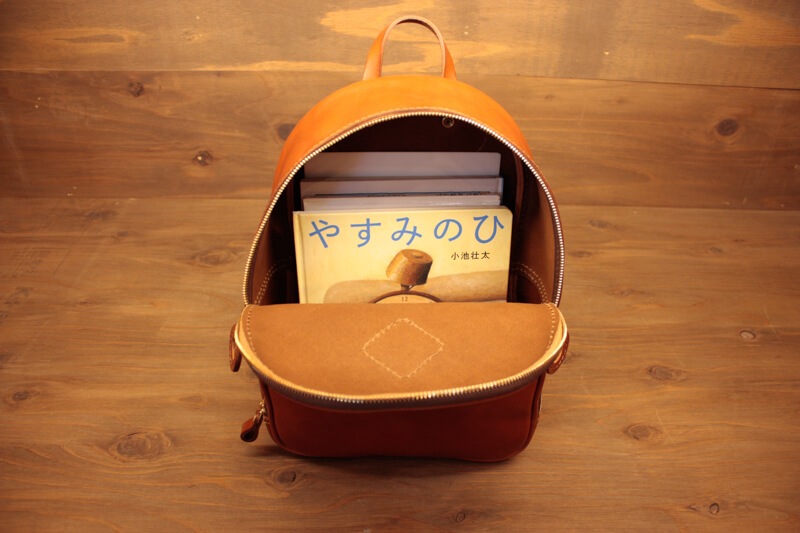 ツーエンリュック(BE-2543)の絵本収納2