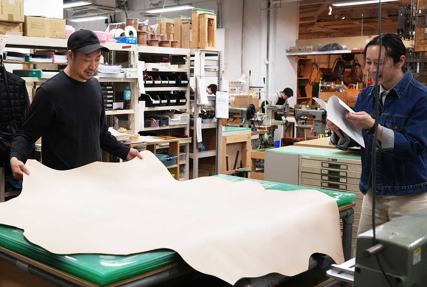 革を見る西川と斎藤