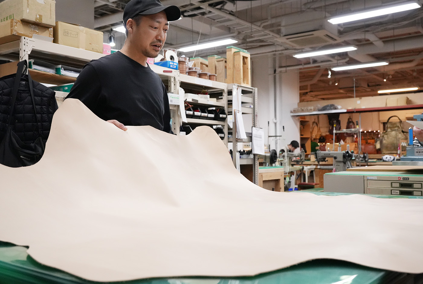 丸革を広げる西川