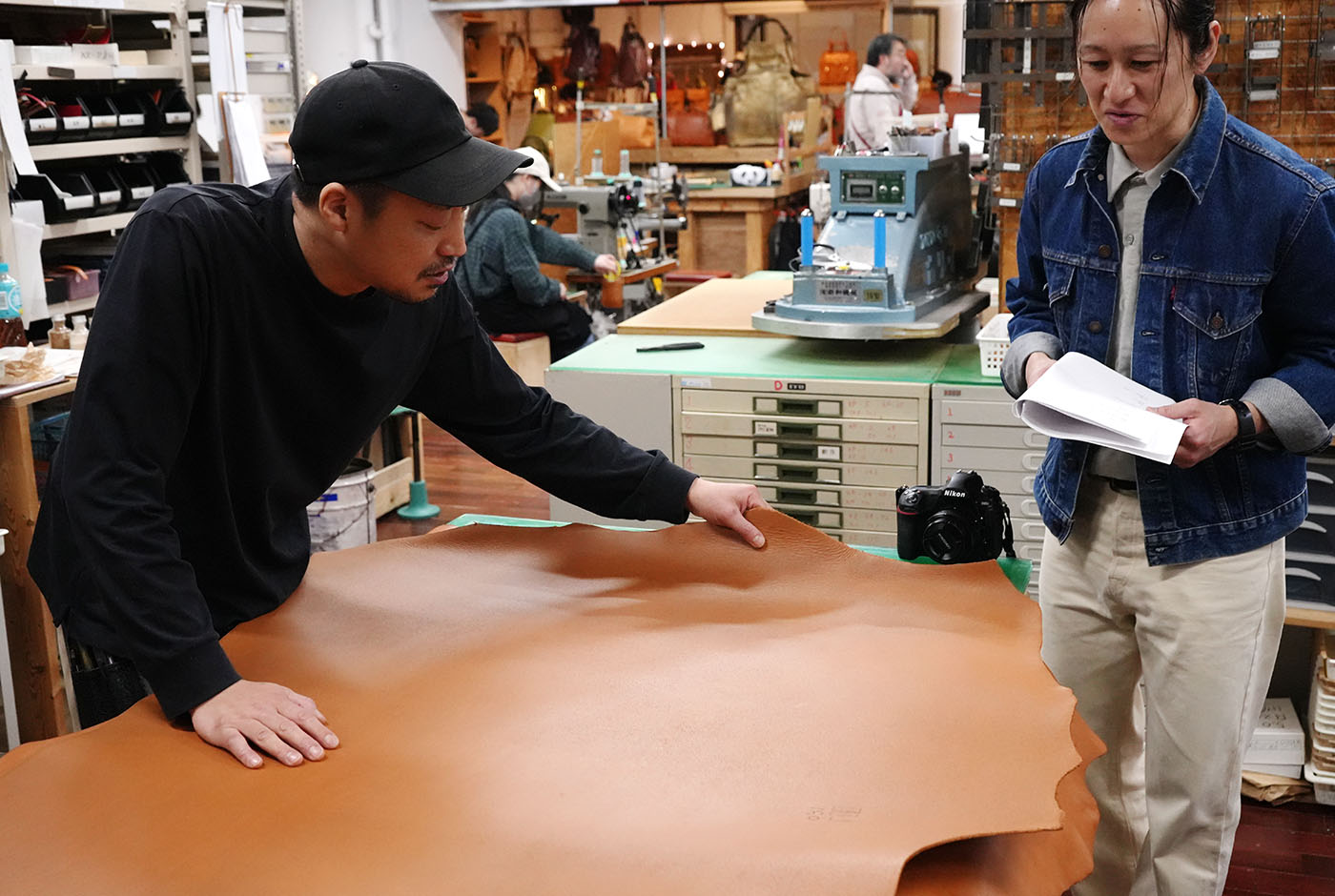 革を見る西川と斎藤