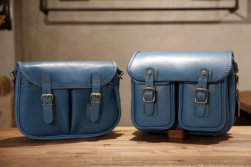 セルリアンブルーのショルダーバッグ