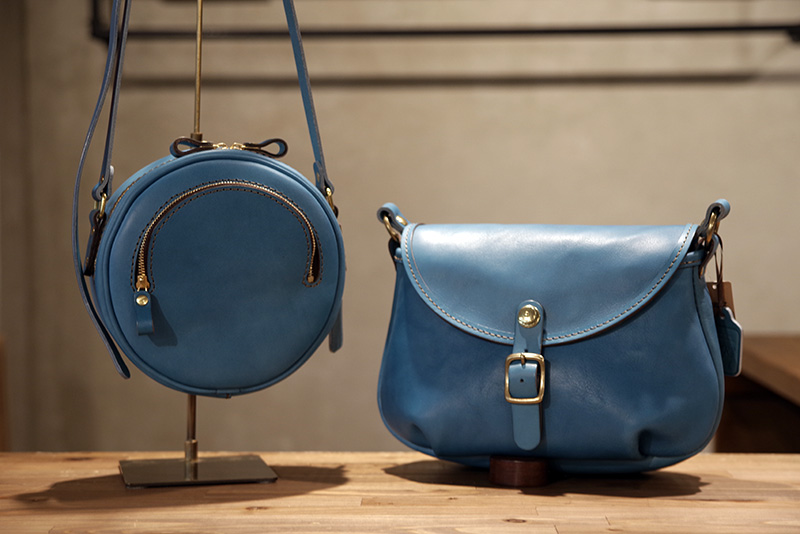 セルリアンブルーのミニバッグ2