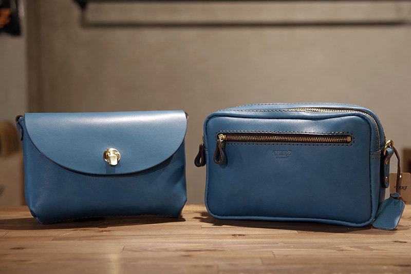 セルリアンブルーのミニバッグ