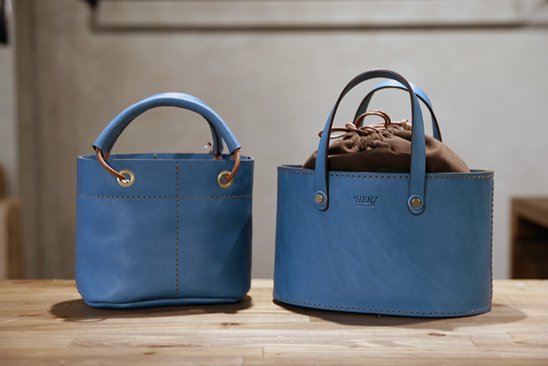 セルリアンブルーのレディースバッグ2