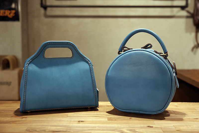 セルリアンブルーのレディースバッグ3