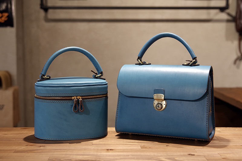 セルリアンブルーのレディースバッグ4